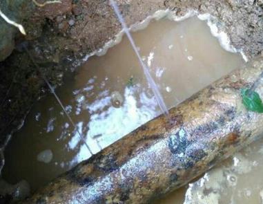 四方台楼顶渗水维修公司分享下地暖漏水的原因及检测方法。